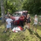 Noored kalalaagris Mõniste järve ääres õngede ja päästevestidega